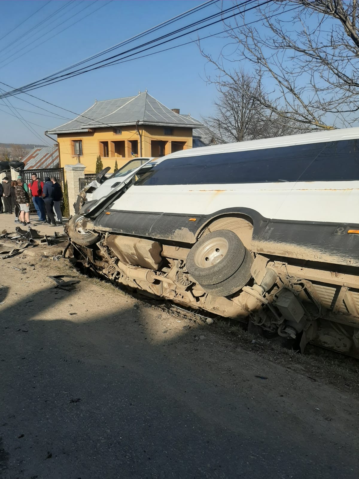 Accident între un microbuz și un TIR, 13 persoane la spital