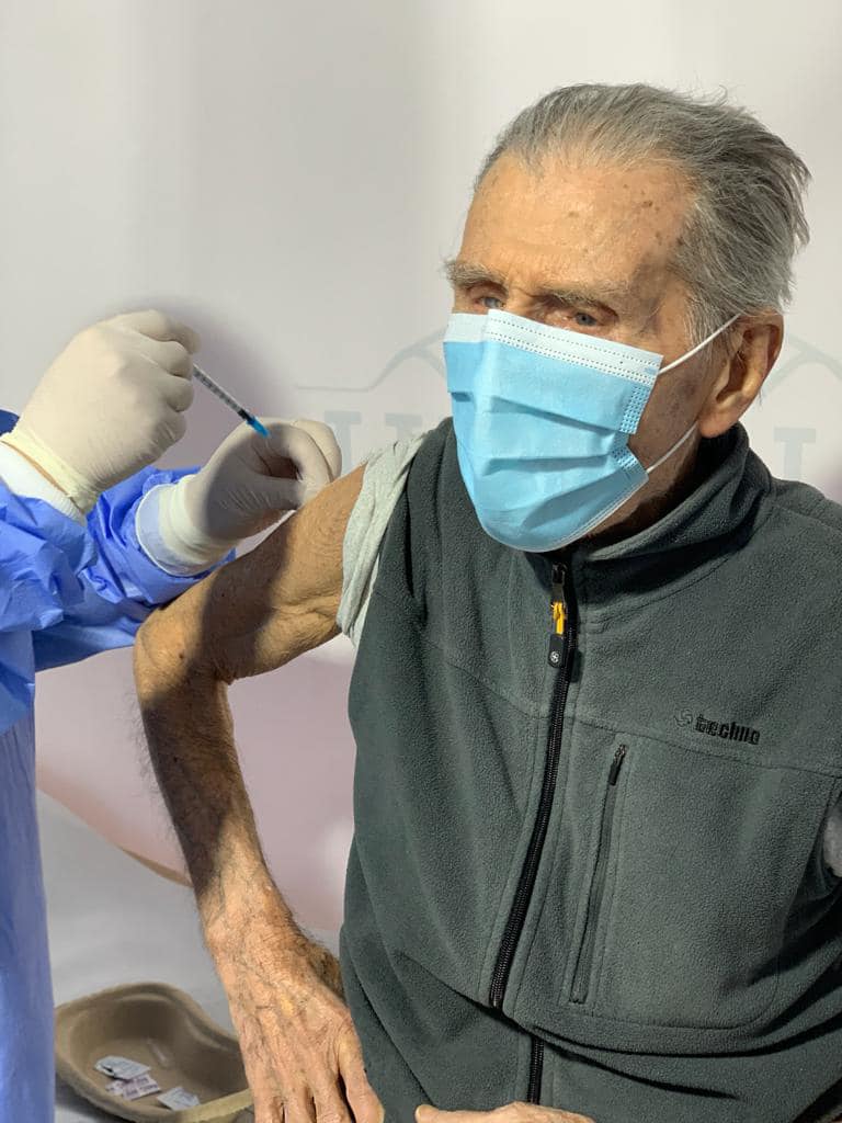 Un veteran de război în vârstă de 99 de ani s-a vaccinat împotriva Covid-19: Fără vaccin nu se poate să mergem mai departe