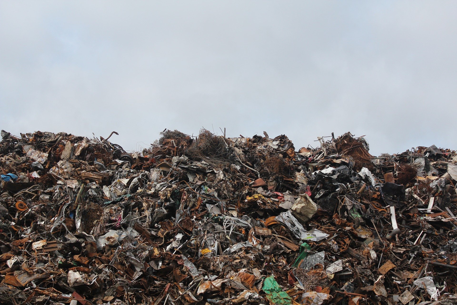 Zeci de mii de tone de deşeuri depozitate ilegal în București