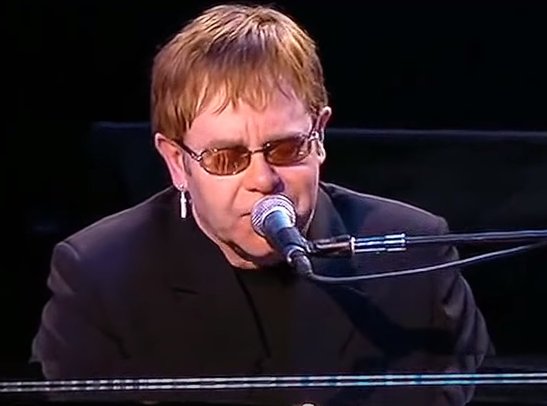 Elton John, primul artist cu single-uri în Top 10 timp de şase decenii