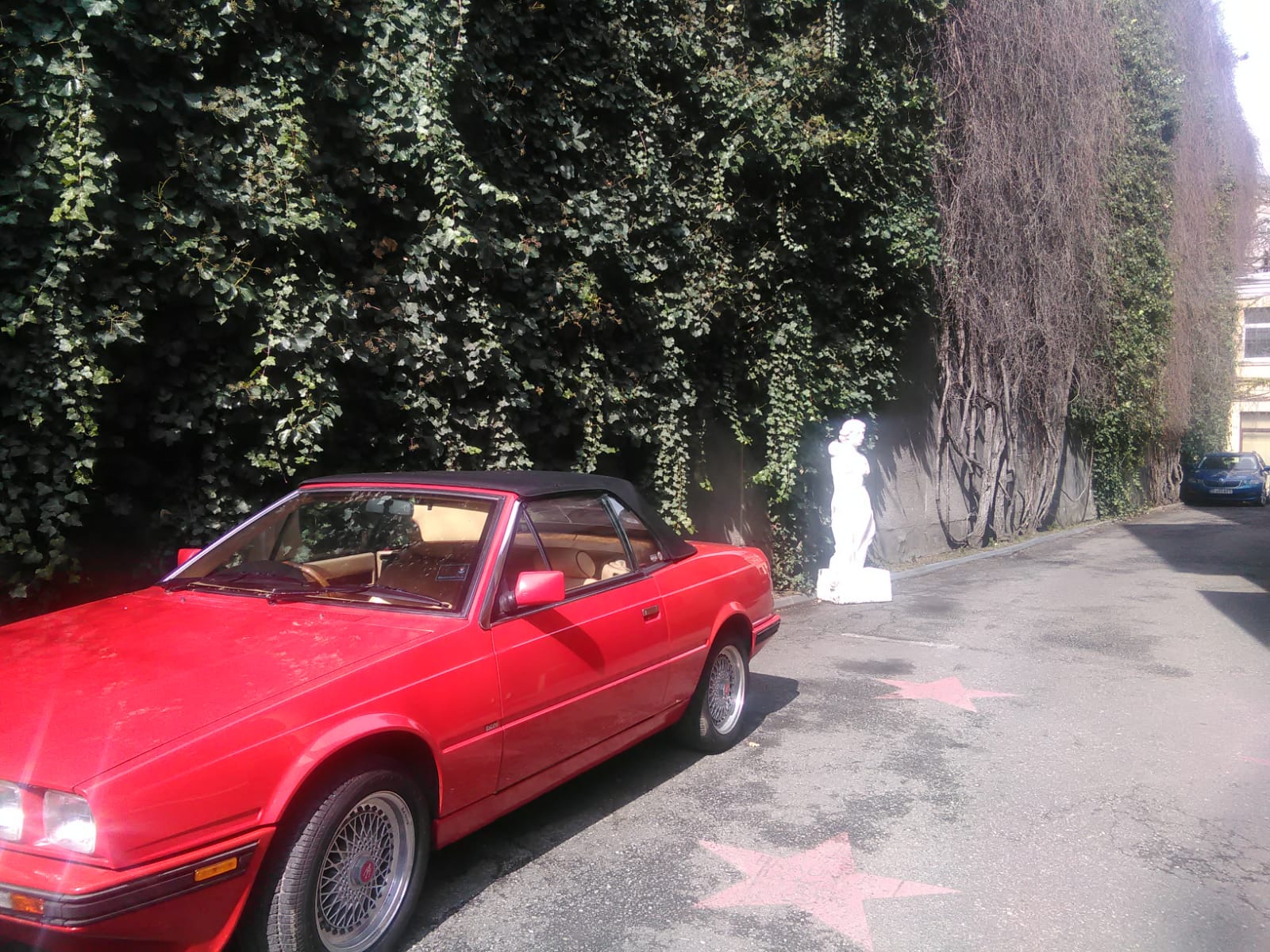 Un Maserati care i-a aparținut lui Elton John se află la București. Va fi vedeta licitației „Machine Age”