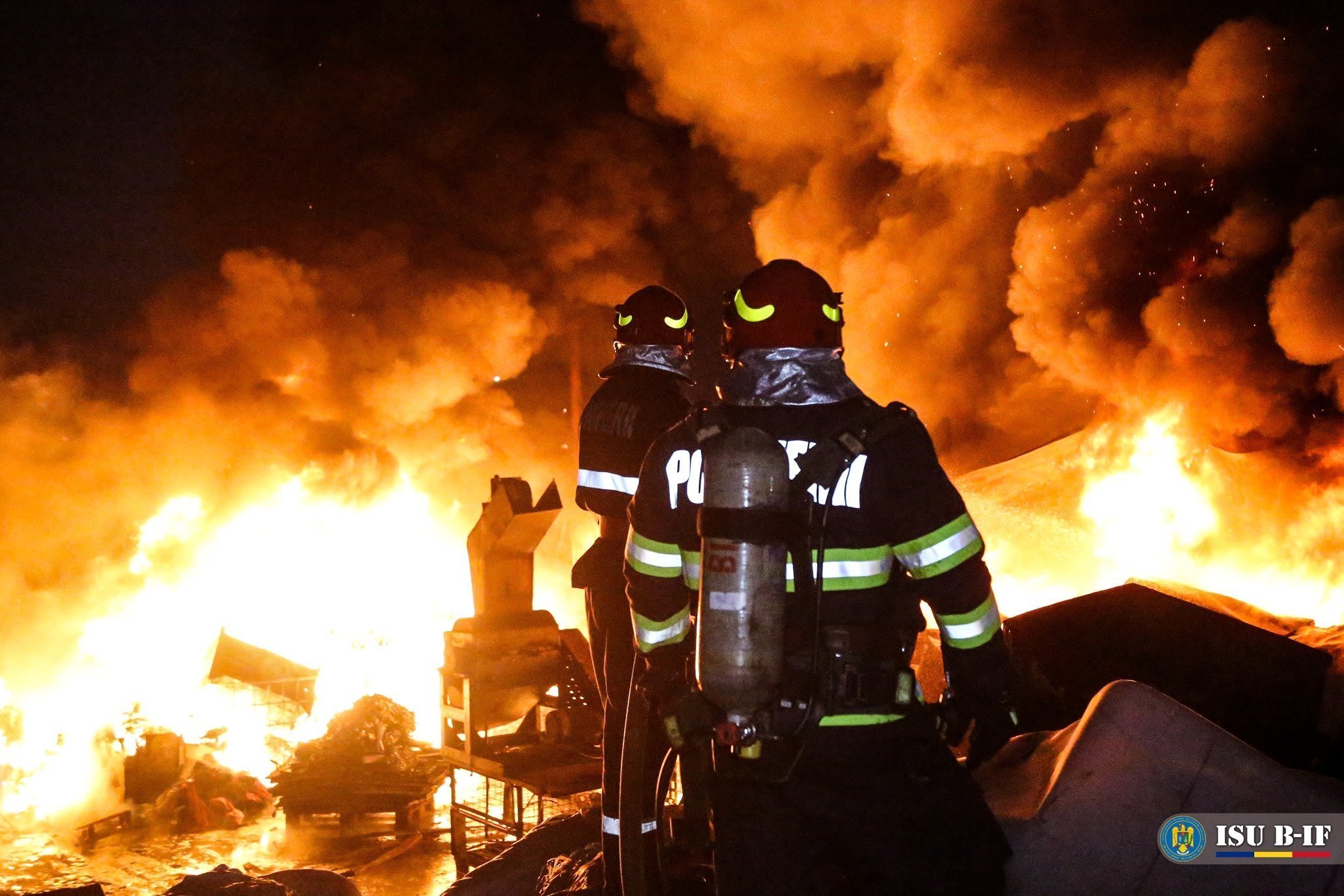 Incendiu la un atelier de prelucrarea lemnului: Peste 80 de pompieri intervin