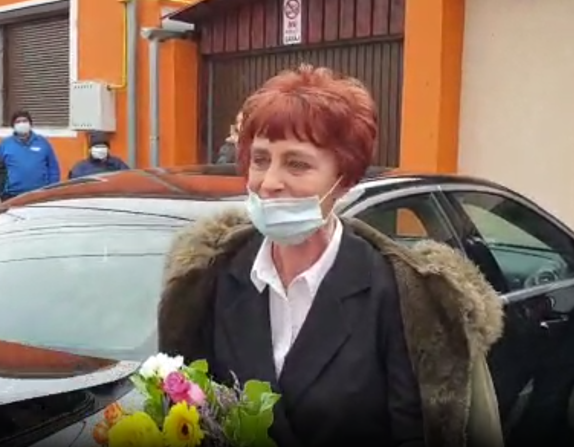 Doctorița care a stârnit controverse în spațiul public, întâmpinată cu flori și aplauze de susținători la colegiul unde va fi audiată