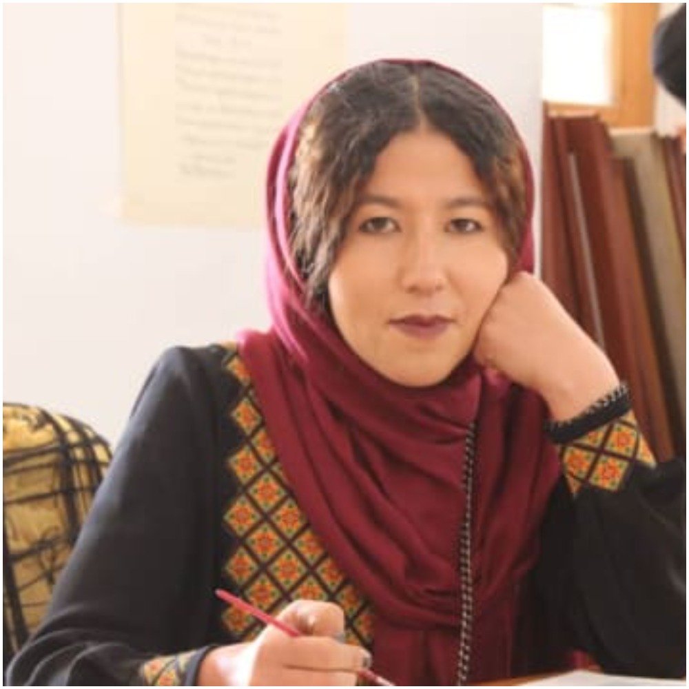 Povestea primei femei din Afganistan care lucrează în turism. A ales să-și continue studiile și să predea limba engleză altor fete