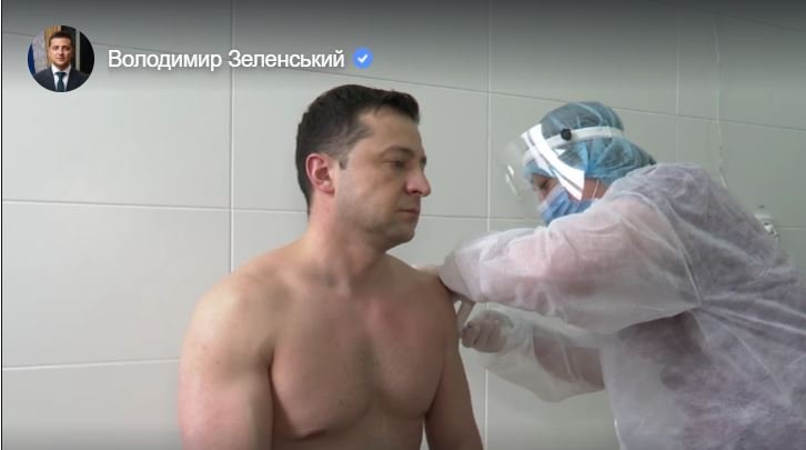 Președintele Ucrainei s-a vaccinat la bustul gol