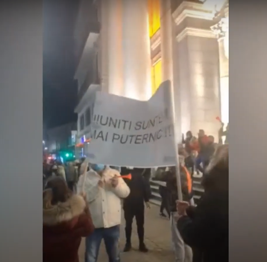 Protest după miezul nopții în Arad. Sute de persoane au scandat „Libertate”