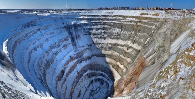 Misterul craterelor apărute de nicăieri în Siberia (VIDEO)