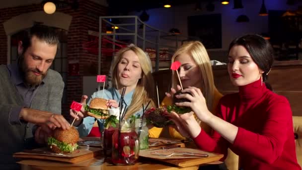 Mâncarea de tip fast-food te poate „prosti”?