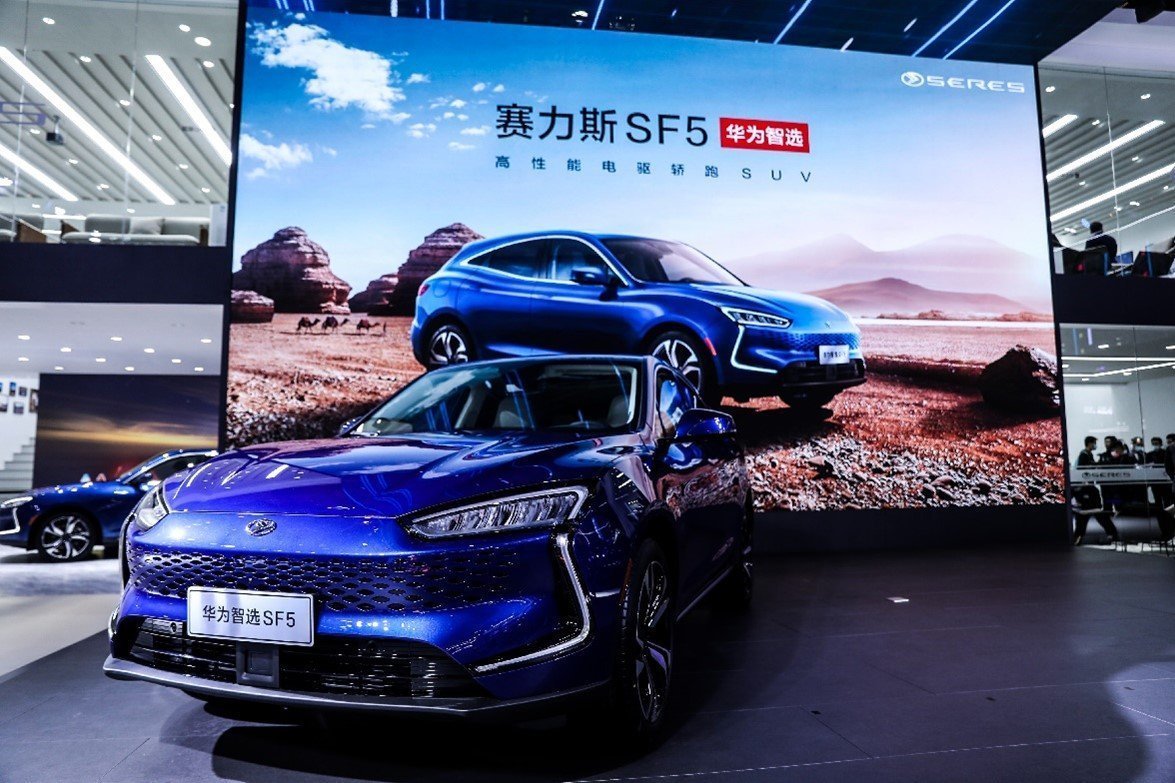 Huawei, primul pas în industria auto. Va vinde în China modelul Seres SF5