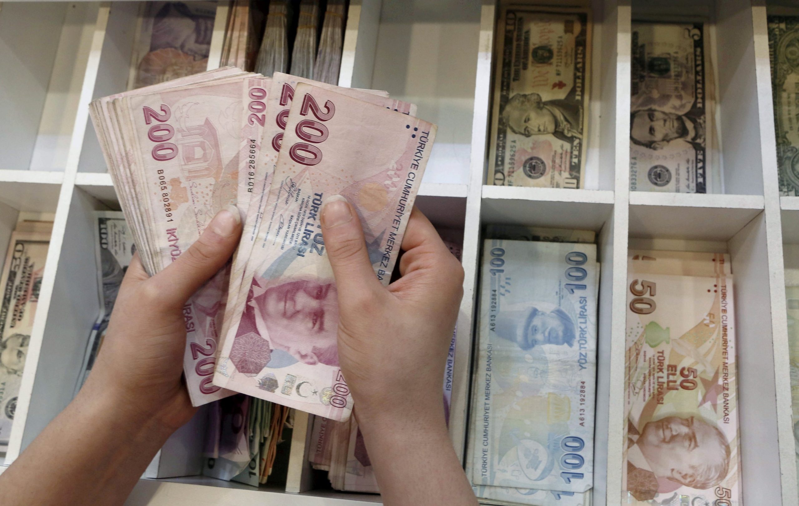 În Turcia: Ce li se întâmplă investitorilor care cumpără sume mari de valută