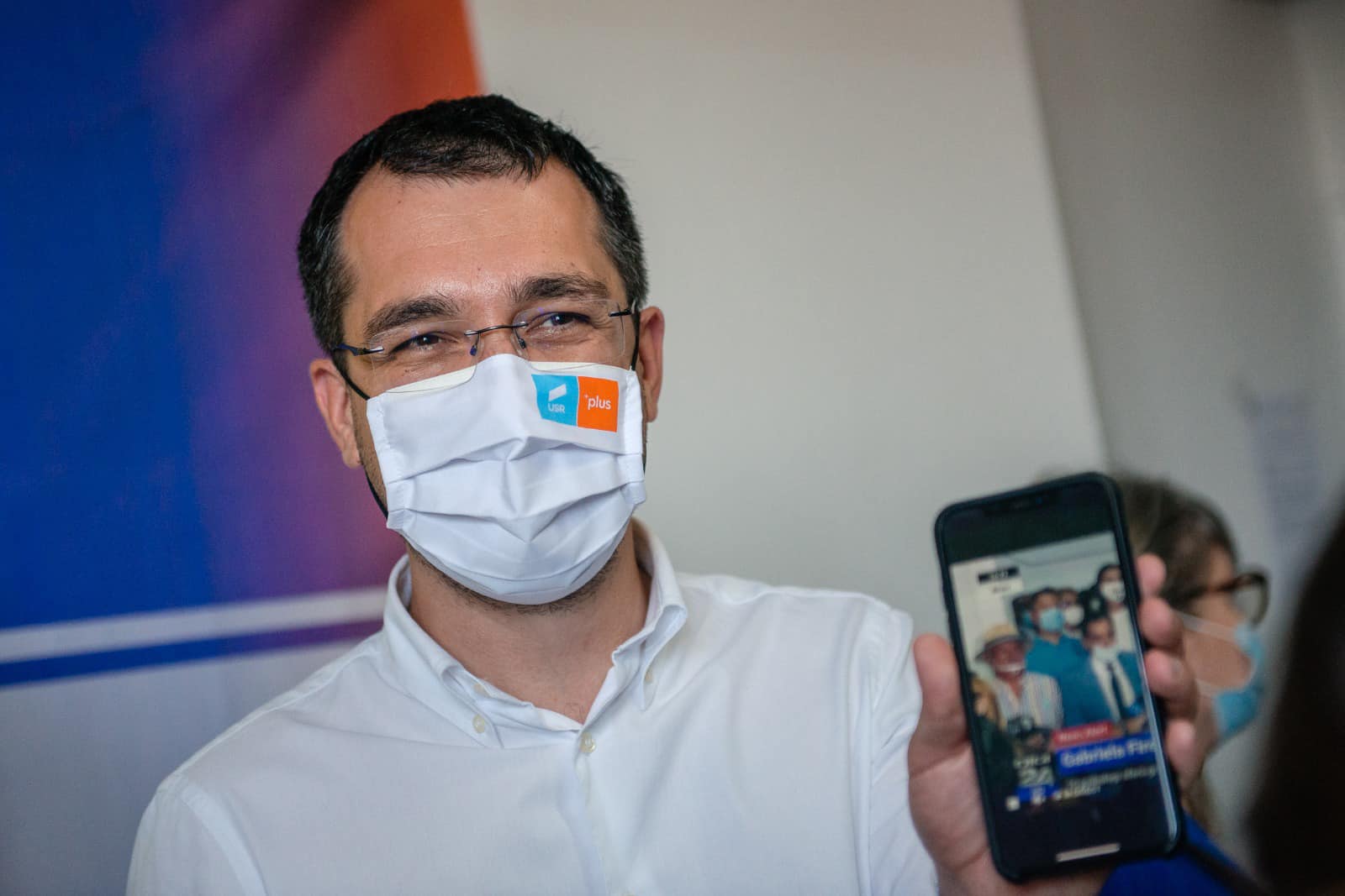 Ce rămâne în Ministerul Sănătății, în urma lui Vlad Voiculescu: un televizor Smart, 4K ultra HD