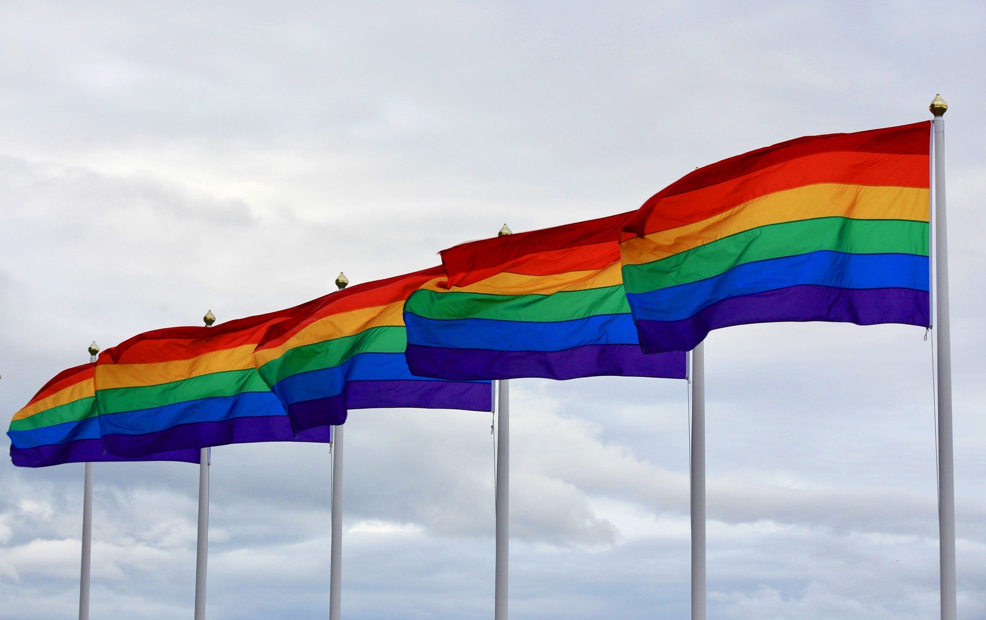 Peste 20% dintre adulţii americani născuți după 1997 se declară LGBT