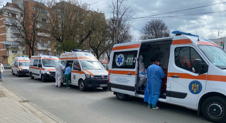 Ambulanțele cu bolnavi Covid-19 stau la coadă, la Spitalul Universitar din Capitală. O mie de pacienți așteaptă un loc în spital, în țară. Aglomerarea spitalelor crește riscul de incendiu