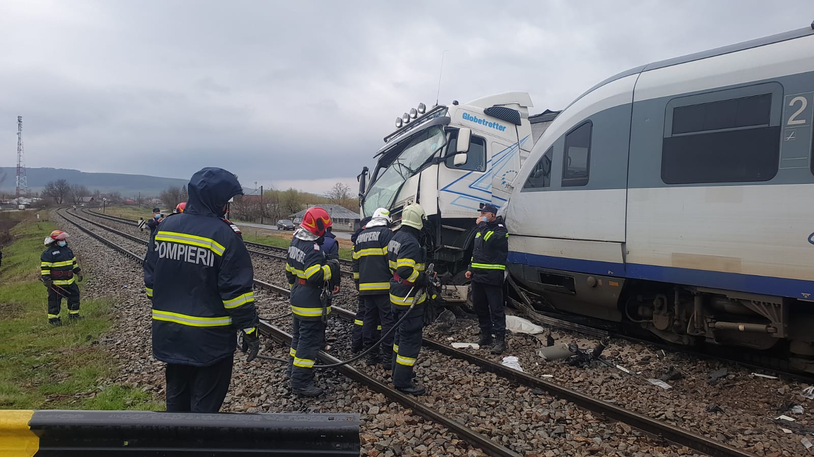 Accident grav în Vaslui. Un camion a fost lovit de două trenuri