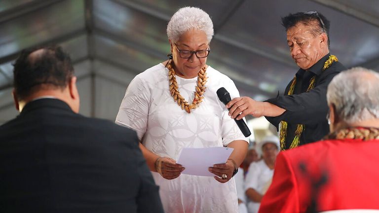 Primul premier femeie din Samoa depune jurământul într-un cort