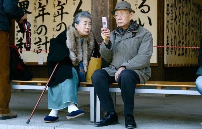 Campanie de învăţare a japonezilor în vârstă despre cum să utilizeze telefoanele de tip smart