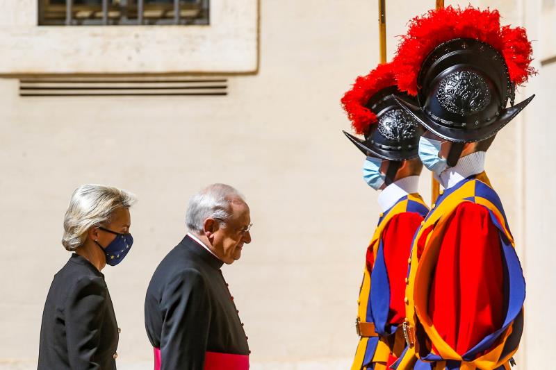 Prima întâlnire dintre papa Francisc şi preşedinta Comisiei Europene. Darurile pe care și le-au făcut
