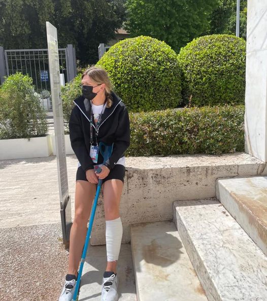 Simona Halep confirmă că are ruptură musculară la gamba stângă