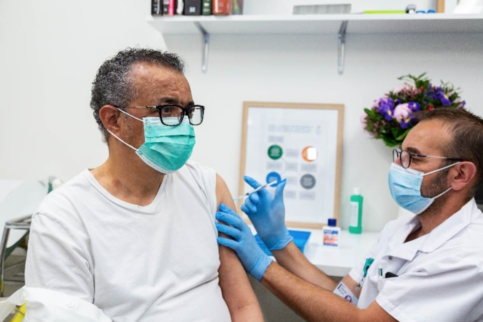 Directorul general al OMS s-a vaccinat împotriva Covid-19 abia acum