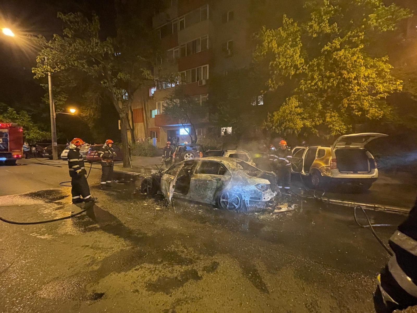 Patru mașini au luat foc pe un bulevard din București