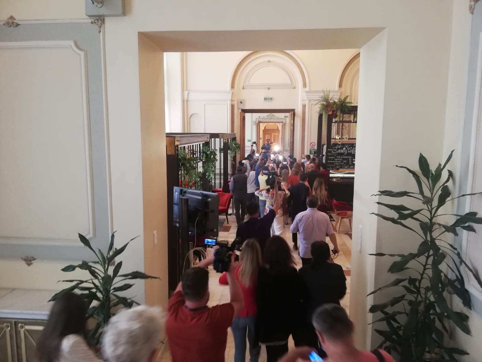 UPDATE: Premierul Cîțu, fugărit pe holurile Parlamentului. Motivul pentru care nu a vrut să se oprească