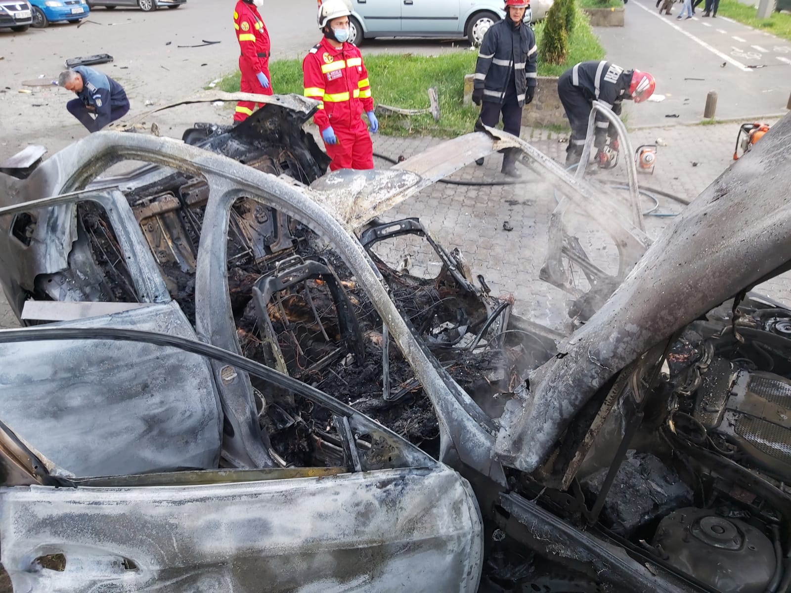 Se ia în calcul ipoteza unui atentat cu bombă în cazul Mercedesului care a explodat la Arad