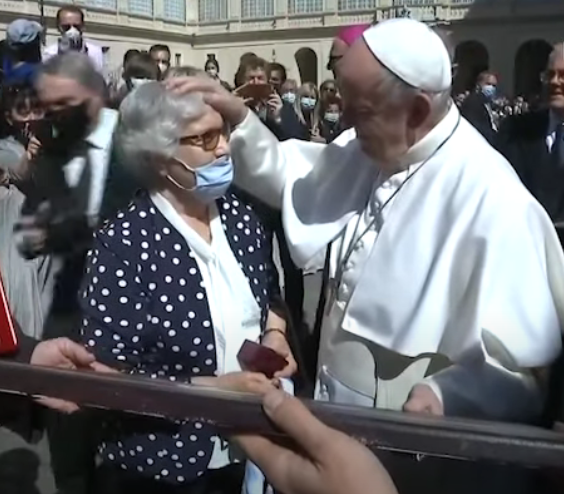 Gest emoționant făcut de Papa Francisc. Suveranul Pontif a sărutat tatuajul unei femei