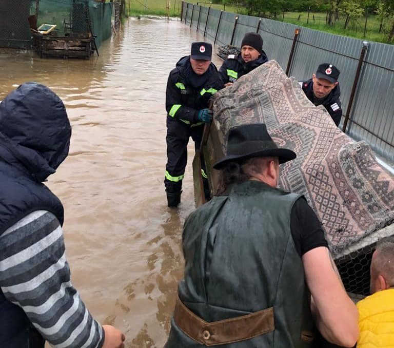 Situație critică: Cod roșu de inundații în Bihor și Cluj. Localnicii au primit mesaje RO-ALERT