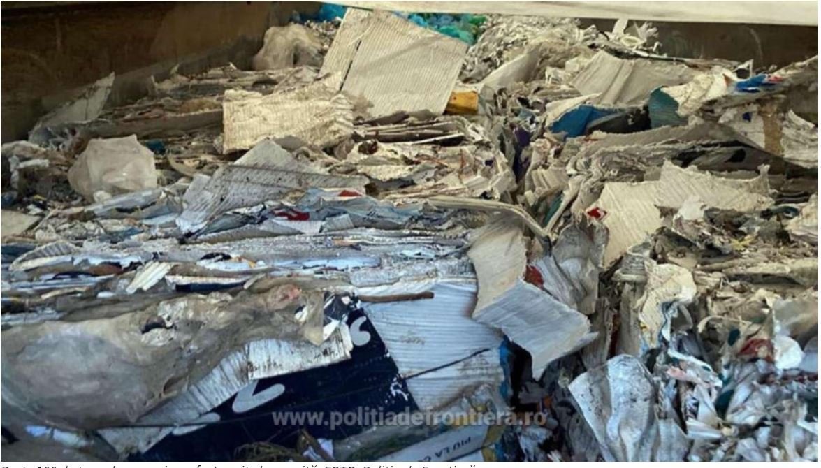 Peste 100 de tone de gunoaie au fost oprite la graniță. Este vorba despre haine uzate, carton și plastic