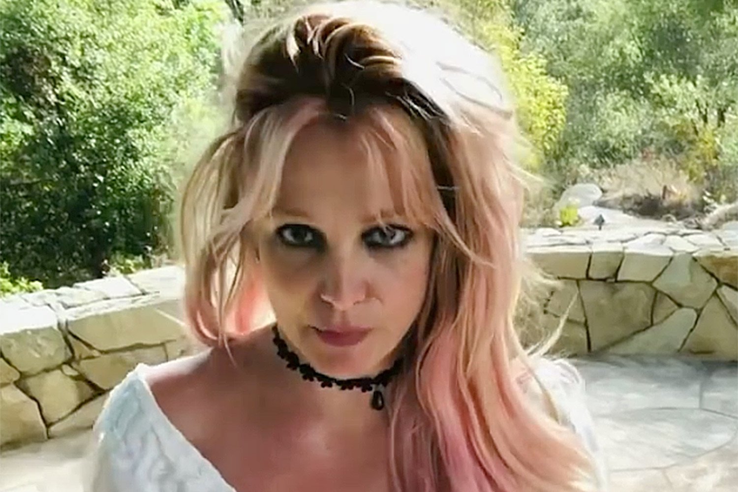 Britney Spears a pozat din nou goală (FOTO)