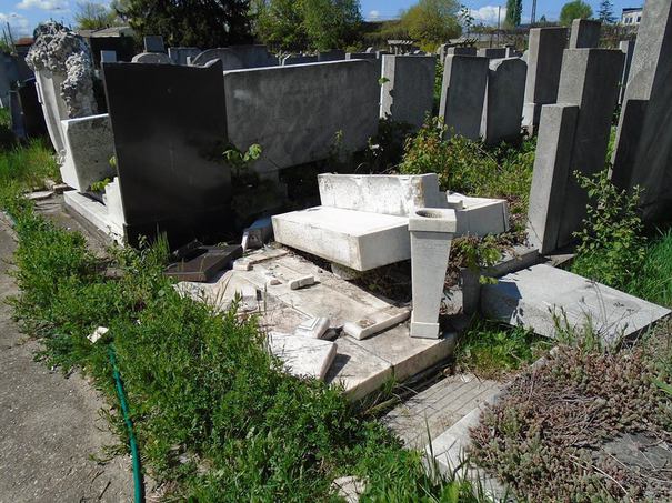 Monumente funerare din Cimitirul Evreiesc de la Ploiești au fost distruse. Se caută vinovații
