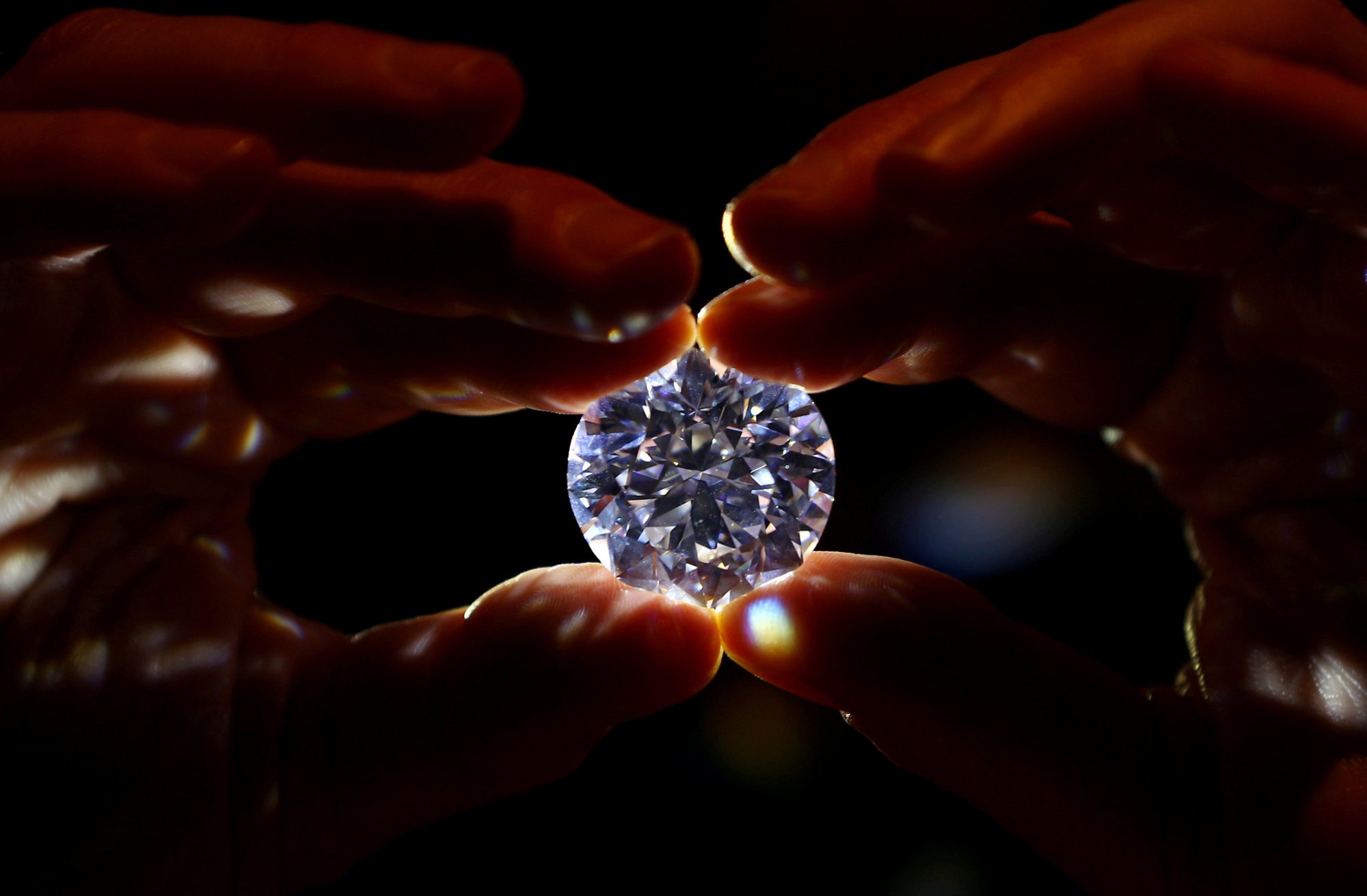 Industria diamantelor este perturbată de vânzările secrete ale Rusiei