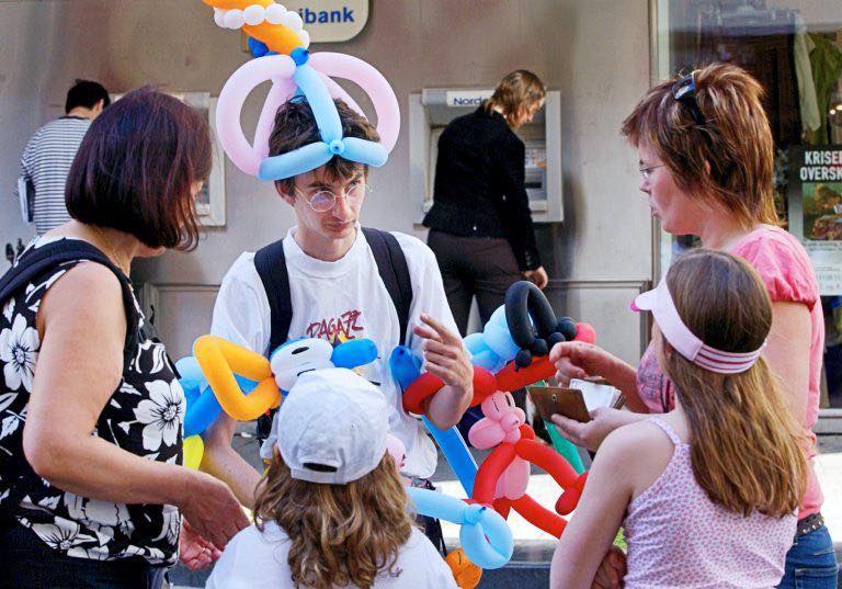 De Ziua Copiilor, deputatul Iulian Bulai a postat o fotografie de când făcea bani împletind baloane