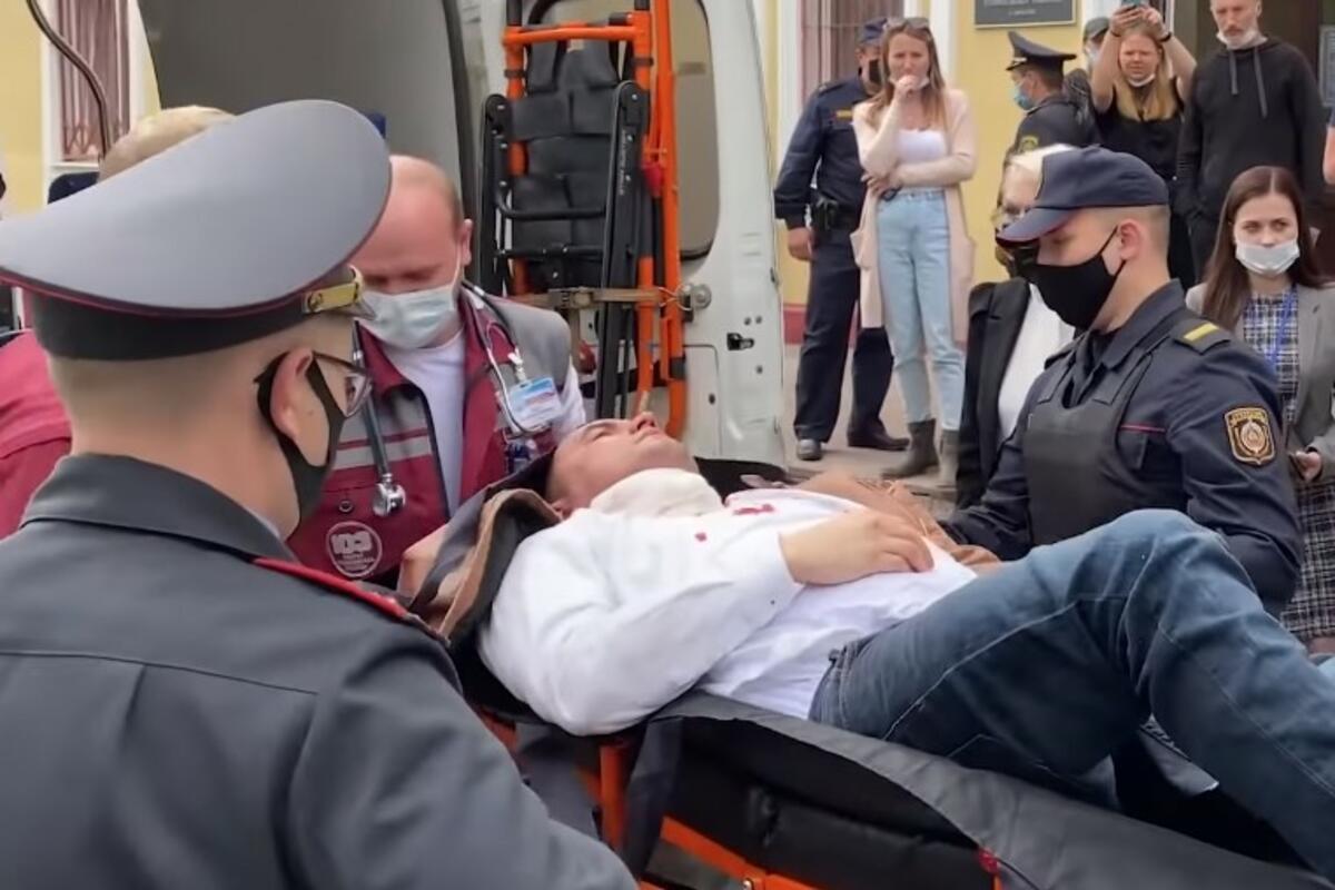Un activist s-a înjunghiat în gât cu un pix, în boxa acuzaţilor (VIDEO)