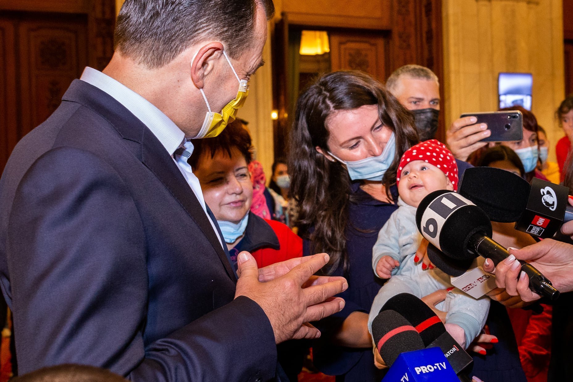 Orban: Se amână cu șase luni creșterea alocațiilor copiilor