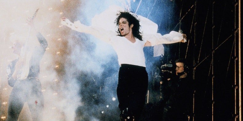 Controverse recente: Cine cântă în locul lui Michael Jackson