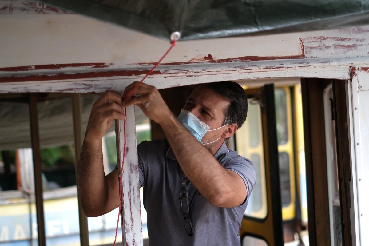 Cum a reînviat tramvaiele galbene din Lisabona, omul care se agăța de vagoane în copilărie (VIDEO)