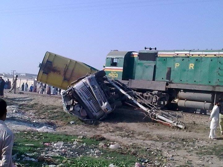 Două trenuri s-au ciocnit în Pakistan, cel puțin 30 de morți (video)