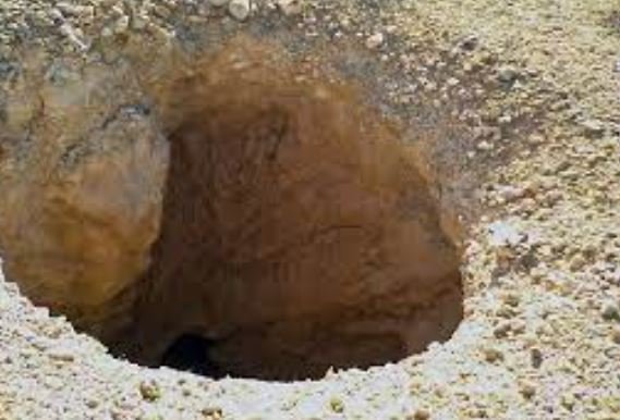 O misterioasă gaură a apărut în deșert. Localnicii se tem de demonii din „gura iadului”