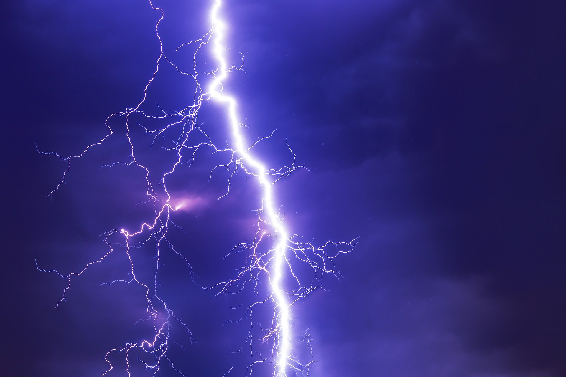 Un bărbat din Vrancea a murit după ce a fost lovit de fulger. Ploile torențiale au afectat 26 de județe