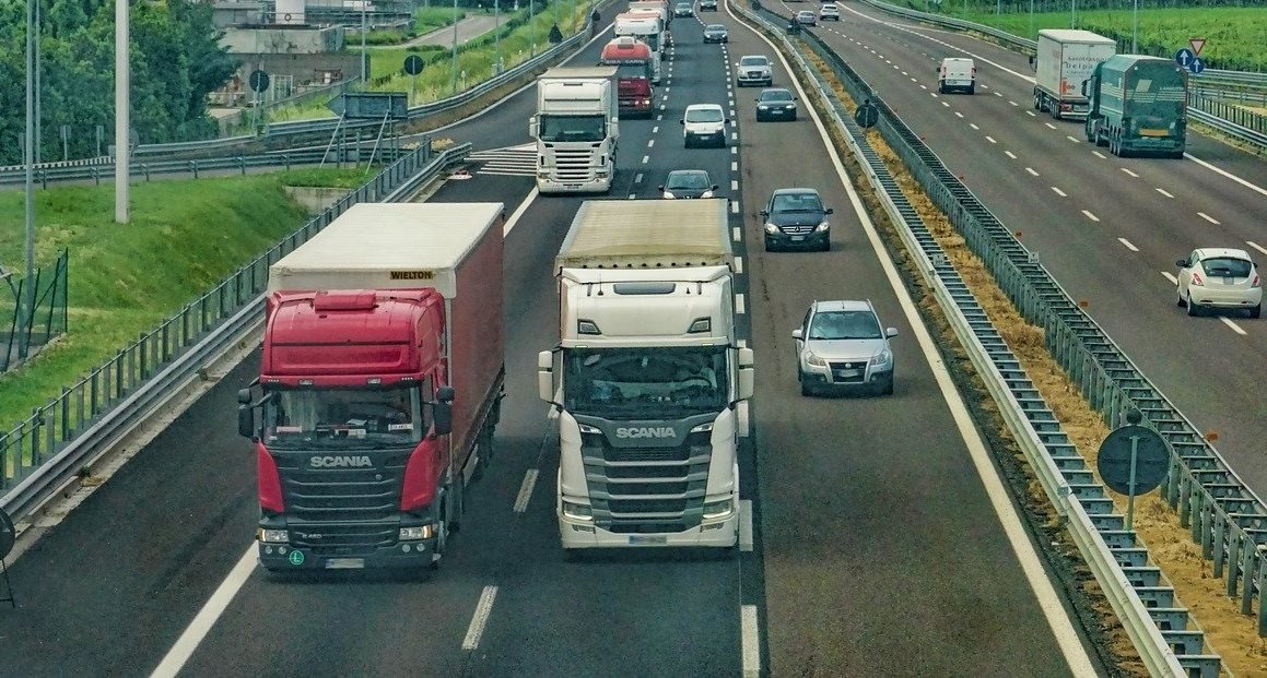 Marea Britanie intenționează să relaxeze regulile privind imigrarea pentru a pune capăt crizei de șoferi de camion