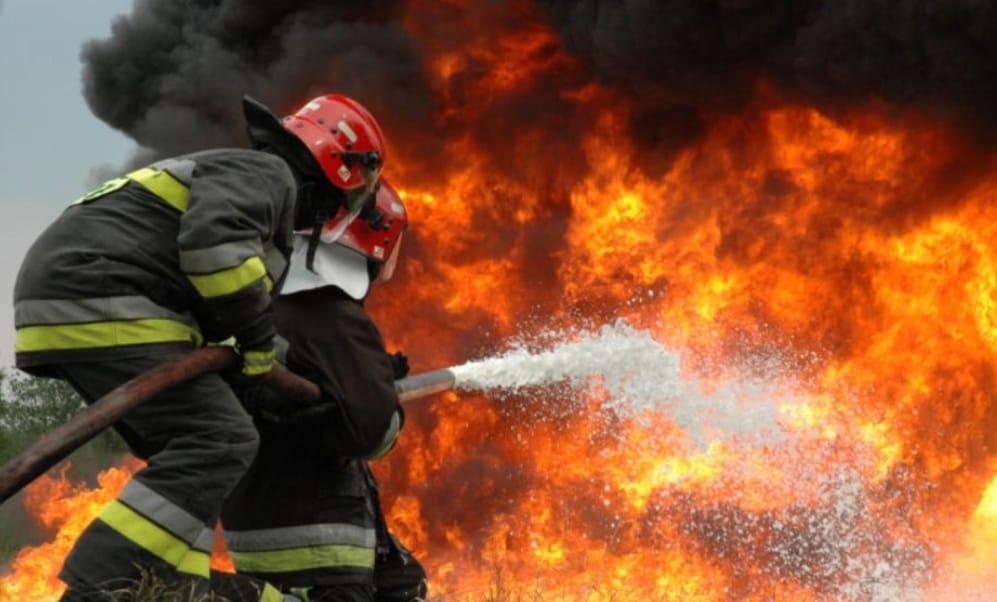 Incendiu puternic în Slatina. O clădire a ars complet / Nouă mașini au fost avariate
