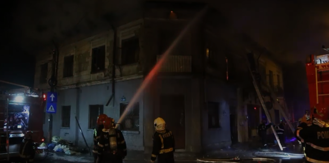 Incendiu puternic la o casă din București: Locatarii au fost evacuați