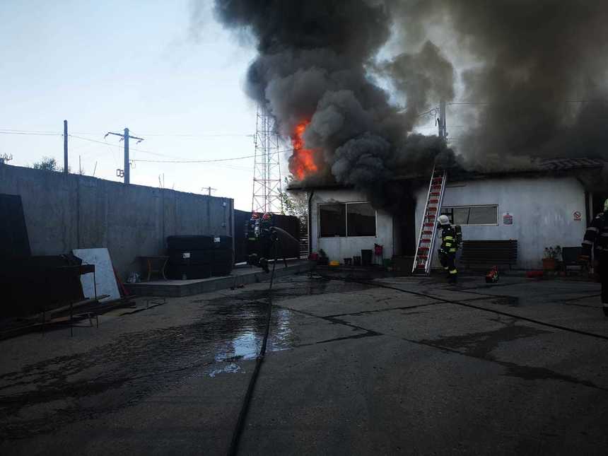Incendiu la un bazin cu combustibil, în incinta unui operator economic din Argeş – FOTO