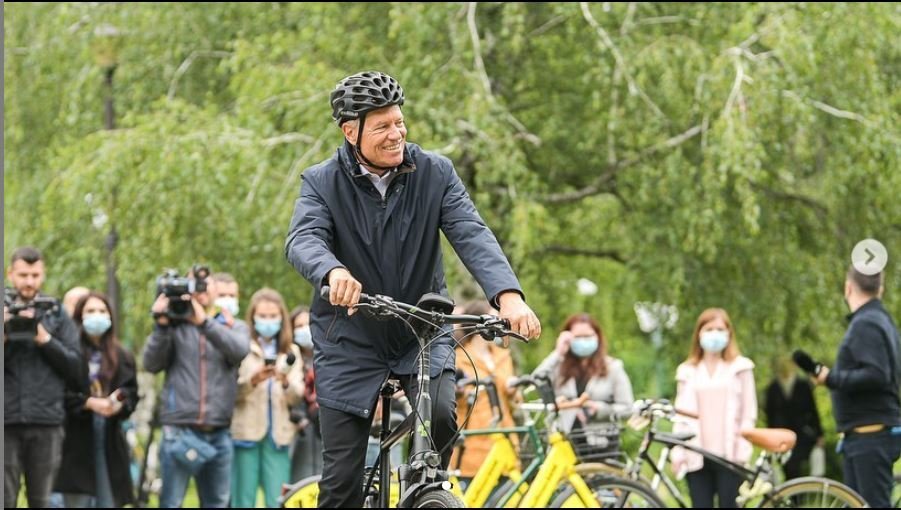 Klaus Iohannis, în parc cu bicicleta! Ce mesaj transmite acesta românilor