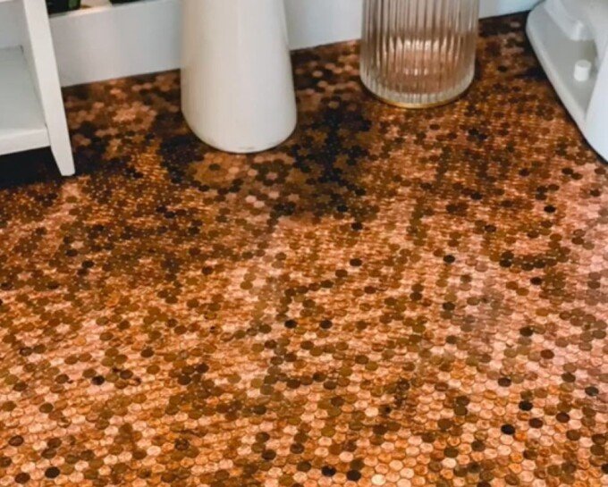 O femeie din SUA a lipit 7.700 de monede pe podeaua din baie: O greșeală foarte mare!