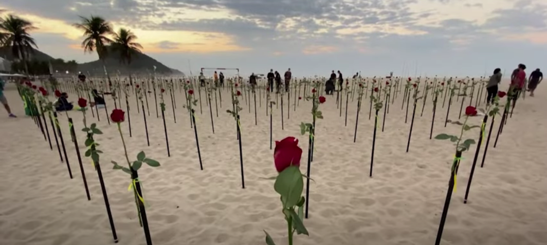 Moment emoționant la Rio de Janeiro. Plaja Copacabana, acoperită cu trandafiri roșii (VIDEO)