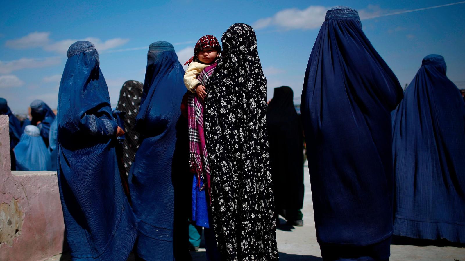 Prezentatoarele de televiziune din Afganistan trebuie să poarte burqa în emisiuni