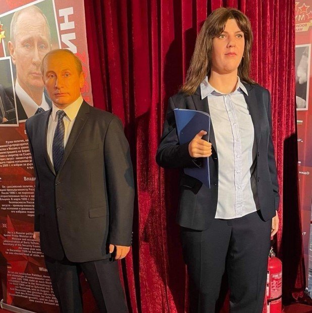 „Braț la braț”: Laura Codruța Kovesi are statuie din ceară lângă Putin