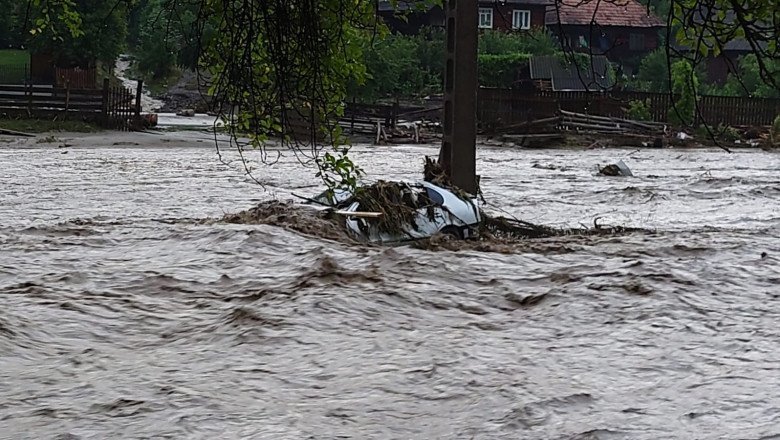 Inundațiile au făcut ravagii în Alba: Peste 200 de persoane, printre care peste 70 de copii, au fost evacuate